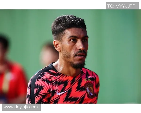 韩国足球明星戴眼罩坚持比赛挑战极限展现坚韧精神