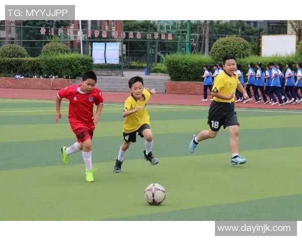 青少年以足球球星模仿球技促进技巧提升与团队合作探究